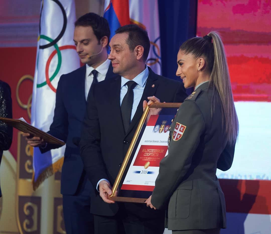 Nevena Jovanović i ministar odbrane Aleksandar Vulin, proglašenje najbolje sportiskinje vojske Srbije 2018