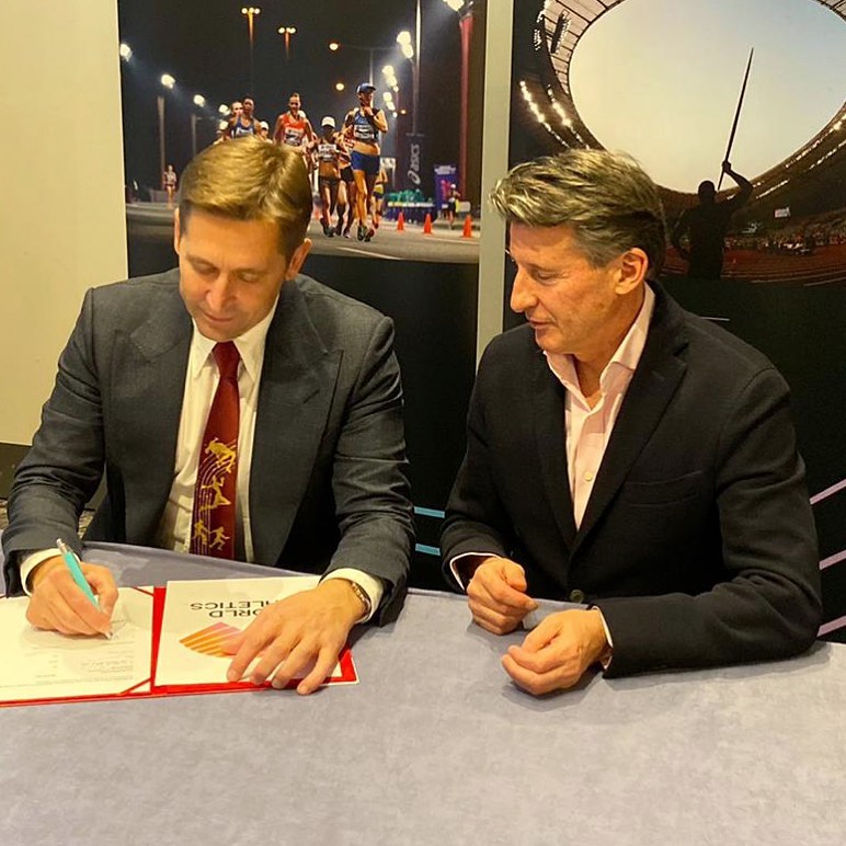 Veselin Jevrosimović i Sebastijan Kou potpisuju memorandum o organizaciji dvoranskog Svetskog prvenstva 2022. u Beogradu