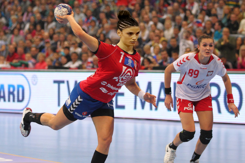 Ivana Španović kao mala trenirala je rukomet, ali je na kraju ipak izabrala atletiku i skok udalj;   Foto: MN Pres/Marko Metlas, Ilustracija: Atlex