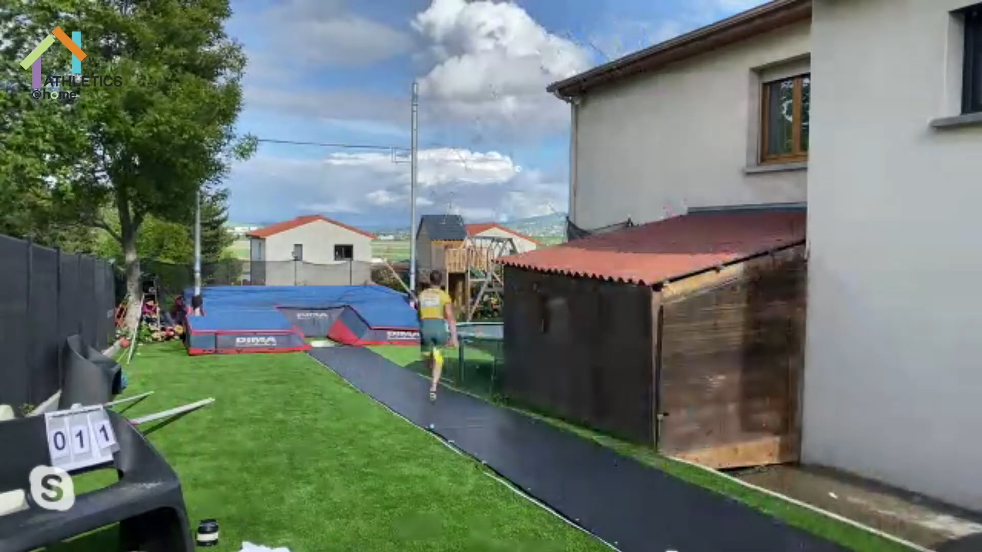 Ultimativno baštenski obračun 2020., 3. Maj - skok sa motkom, Reno Lavileni, takmičenje iz svog dvorišta, Francuska;   printscreen: YouTube/World Athletics