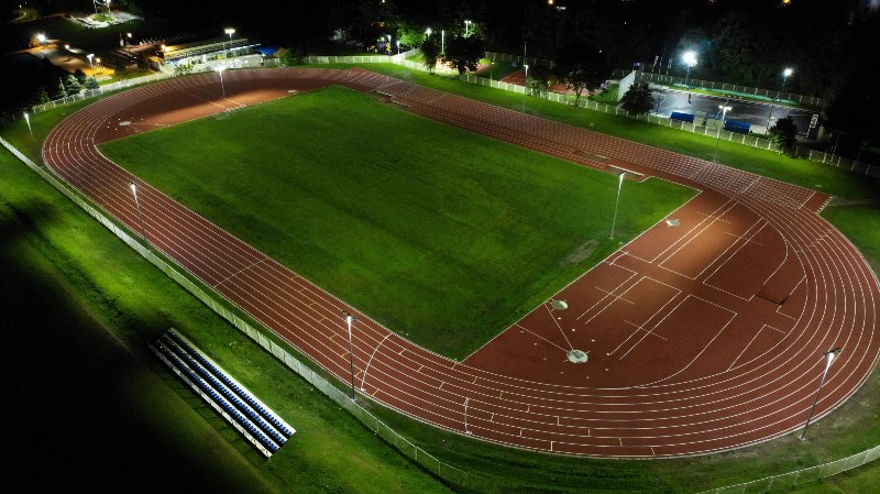 Čačak dobio moderan stadion: Treći atletski objekat u Srbiji zasijao pod reflektorima! (FOTO)