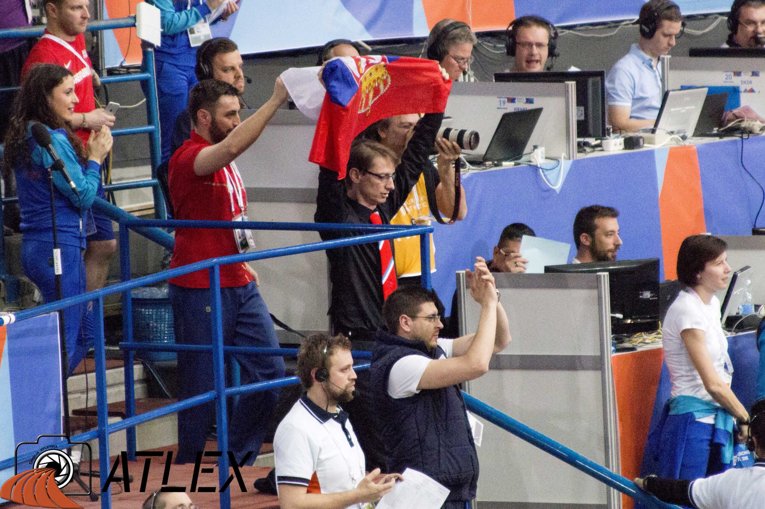 Dobrosav Melajac i Goran Obradović nose pobedničku zastavu Ivani
