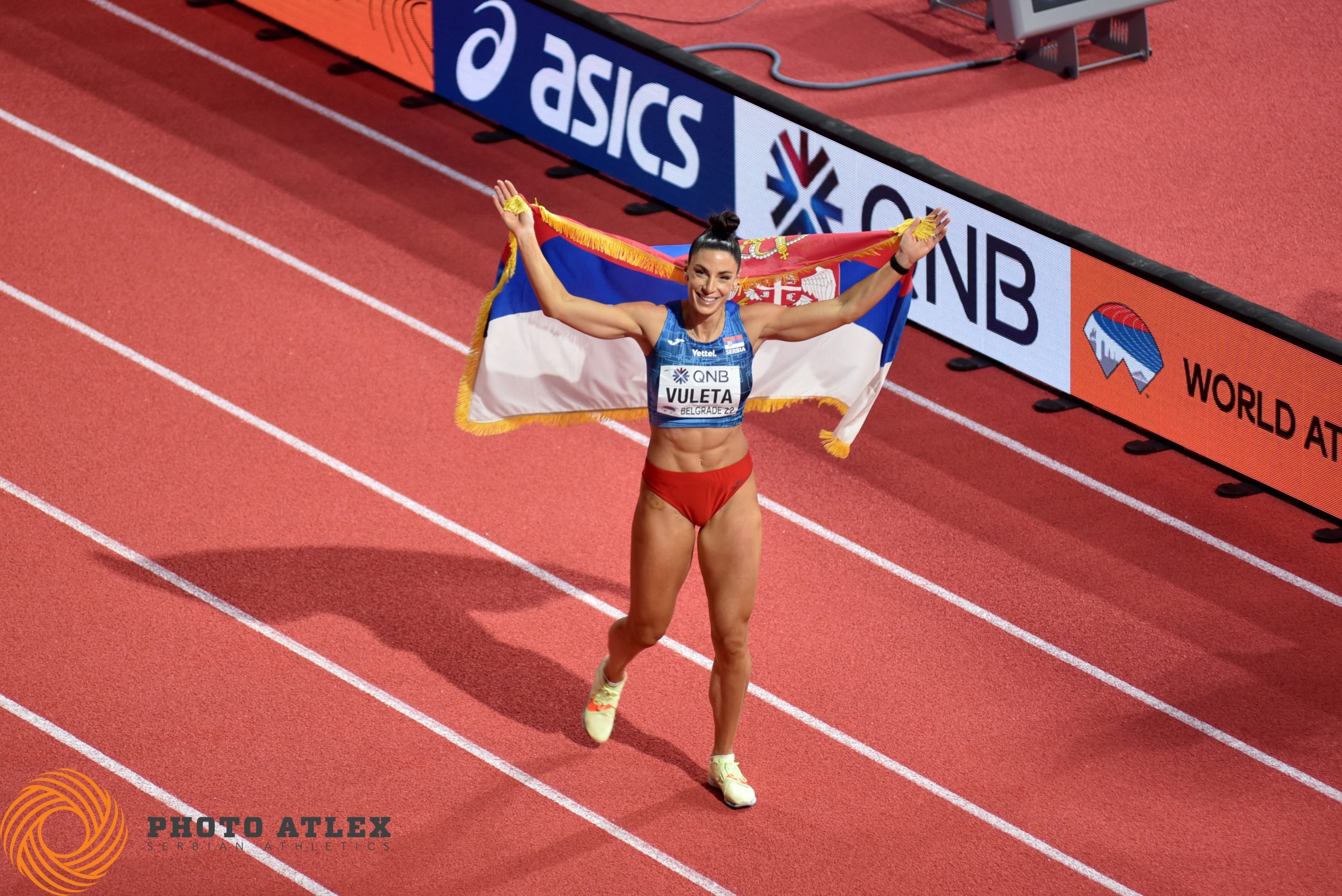 Ivana Vuleta slavi svetsku titulu sa srpskom zastavom, Beograd 2022