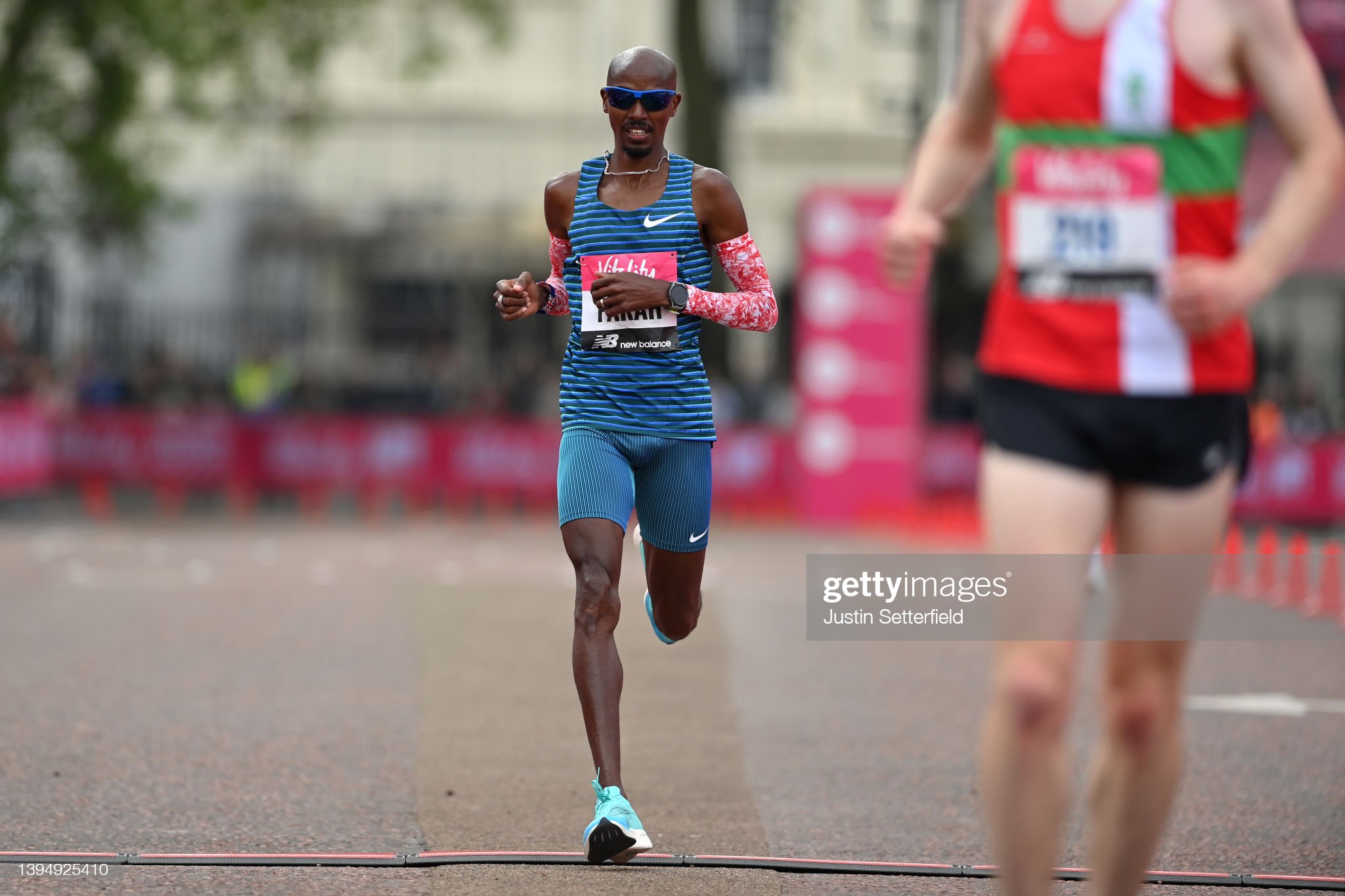 Mo Farah prolazi drugi kroz cilj na trci na 10000m u Londonu