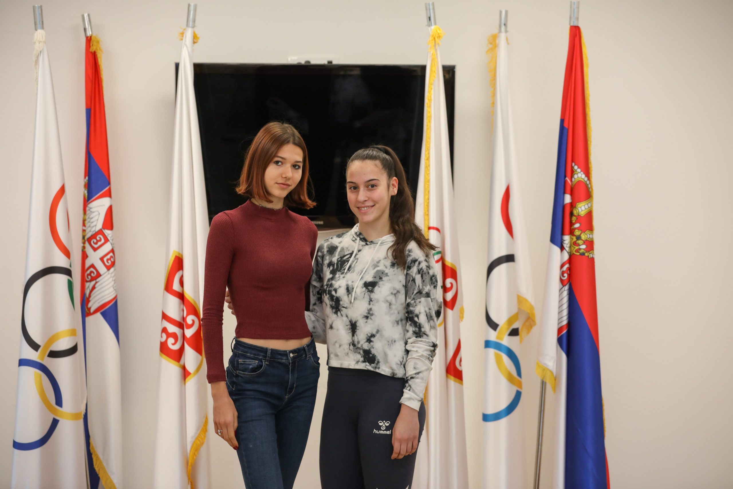 Angelina Topić i Adriana Vilagoš, OKS 202